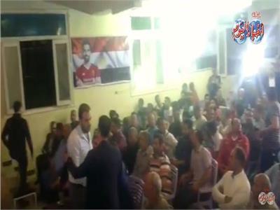 فيديو| أهالي قرية محمد صلاح يتابعون حفل الأفضل في الدوري الإنجليزي