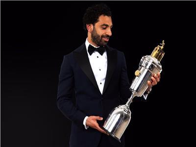 صور| محمد صلاح يحتفل بجائزة أفضل لاعب بانجلترا بهذه الطريقة