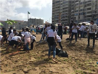 صور| السفارة البريطانية والمجتمع السكندري يتعاونون لتنظيف شاطئ مدينة الثغر