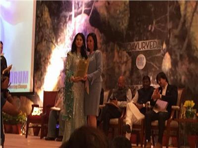 مايا مرسي تحصل على جائزة «امرأة العقد في التمكين والحياة العامة»