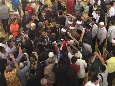   مسلمو سنغافورة يلتفون حول شيخ الأزهر عقب أدائه صلاة الجمعة في مسجد السلطان