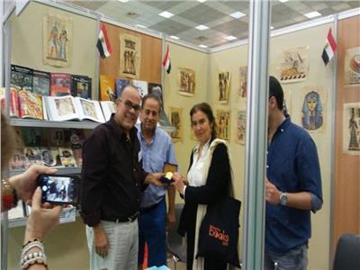 «هيئة الكتاب» تهدى وزيرة الثقافة اليونانية ميدالية الهيئة