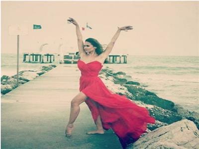 فيديو| «نيللي كريم» ترقص على أغنية «العب يلا» 