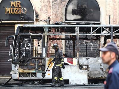 صور| انفجار حافلة في وسط روما بعد اشتعال النار بها