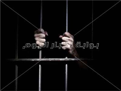 حبس نقيبي شرطة في السويس بتهمة الإتجار في الحشيش 
