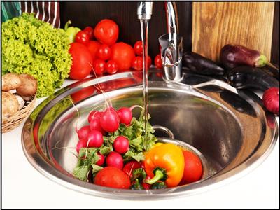 5 طرق للتخلص من بقايا المبيدات قبل تناول الفاكهة والخضروات