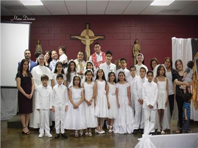 الأقباط الكاثوليك بالولايات المتحدة يحتفلون بالمناولة لـ 17 طفل