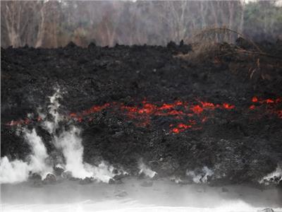 العالم في صور| بركان «كيلوا» يصب في المحيط