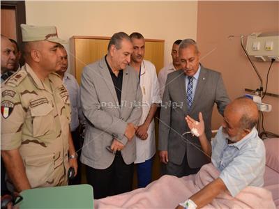 محافظ السويس يزور أحد أبطال الفدائيين بالمستشفى العسكري