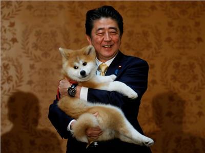 صور| رئيس وزراء اليابان يُهدي «جروا» لبطلة أولمبية 