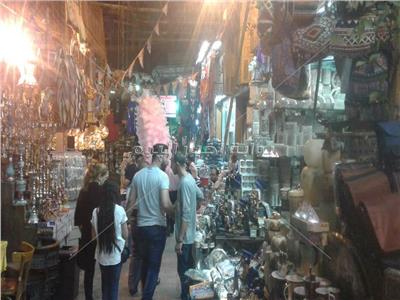 صور| «المعز» و«خان الخليلي».. كرنفالات غناء وتسوق في ليالي رمضان