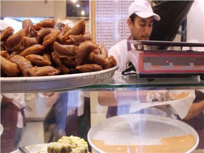 فيديو | إقبال على شراء الحلويات الشرقية رغم ارتفاع الأسعار
