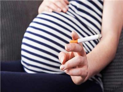 التدخين أثناء الحمل قد يسبب فقدان السمع لدى المولود