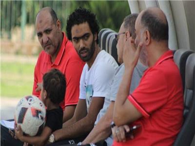 حسين الشحات ونجليه في زيارة لتدريبات «المقاصة» 
