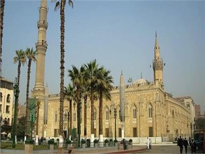حقيقة رفع الأذان على طريقة الشيعة في مسجد الإمام الحسين