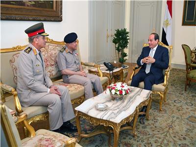 «السيسي» يستقبل صدقي صبحي في حضور وزير الدفاع الجديد 