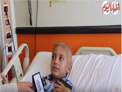 فيديو| بـ«القرآن والرسم».. هكذا يصارع أطفال «مستشفى 57» السرطان