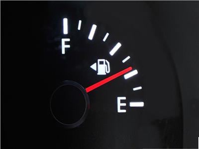 21 نصيحة لتوفير استهلاك الوقود بالسيارة.. الطريق السريع أفضل