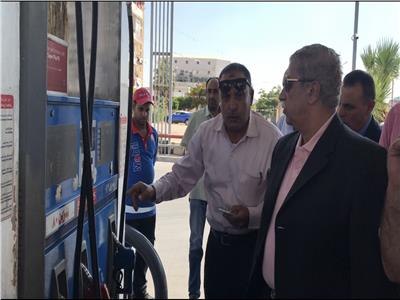 محافظ الإسماعيلية يتفقد محطات الوقود ومستودع الغاز 