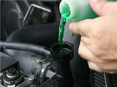 الفرق بين سائل التبريد والماء المقطر لخفض درجة حرارة سيارتك