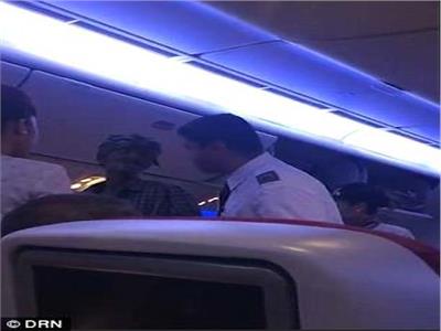 صور| فيديو لرجل يتسول على متن طائرة يثير الجدل