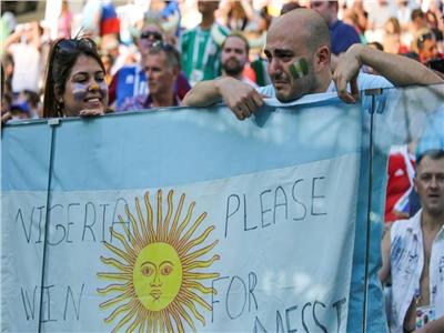 روسيا 2018| مشجع أرجنتيني يتوسل نيجيريا للانتصار على أيسلندا من أجل ميسي