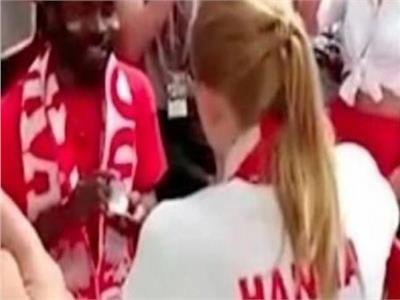 شاهد رد فعل فتاة عرض عليها شاب الزواج في مباراة السنغال وبولندا