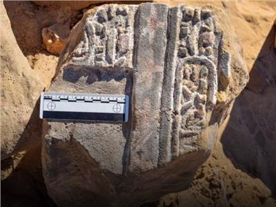 العثور على حجر أثري روماني خلال حفر صرف صحي بسوهاج