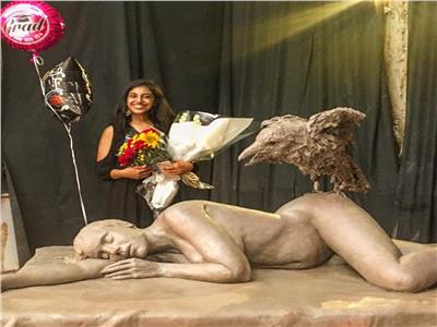 صور وفيديو| «المرأة النائمة».. قصة تمثال يجسد معاناة مرضى «شلل النوم»