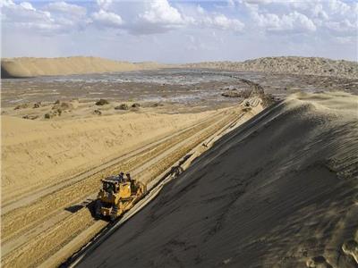 الصين تبدأ بناء طريق تجاري في أكبر صحراء متحركة في العالم| صور