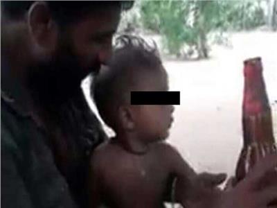 شرطة سريلانكا تعتقل أبا بتهمة إرضاع طفله الـ«بيرة»