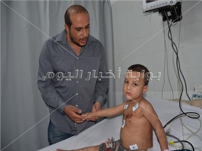 صور| بوابة أخبار اليوم مع «طفل ميت غمر المعذب» في المستشفى