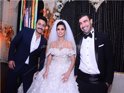 فيديو| تامر حسني يُغني للإعلامية «فرح» في زفافها