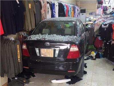 فيديو متداول .. امرأة تقتحم محل ملابس أثناء قيادتها للسيارة في السعودية
