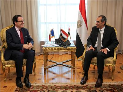 وزير الاتصالات يبحث مع السفير الفرنسي التعاون بين مصر وفرنسا