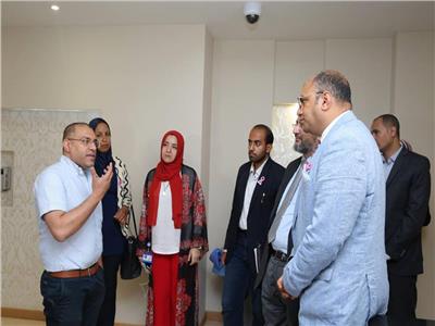 خبير مصري في علاج الأورام يزور مستشفى بهية لدعم مرضى السرطان