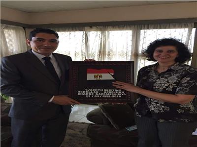 مسئول ليبي يهدي مصر خريطة بـ«لون العلم المصري»