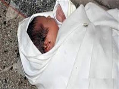 تشريح جثة طفل خنقته أمه بعد الولادة بالبدرشين