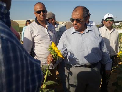 صور| وزير الزراعة يتفقد محطة بحثية إرشادية بمشروع غرب المنيا