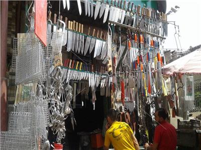فيديو وصور| في شارع المدبح.. مولد لبيع أدوات الذبح قبل «عيد الأضحى»