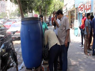 فيديو| «خلي الفقير يشرب».. «عم محمد» يوزع عصائر بالمجان في وسط البلد