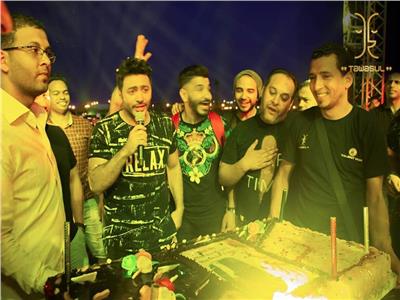 تامر حسني يحتفل بعيد ميلاده قبل حفل الساحل | صور