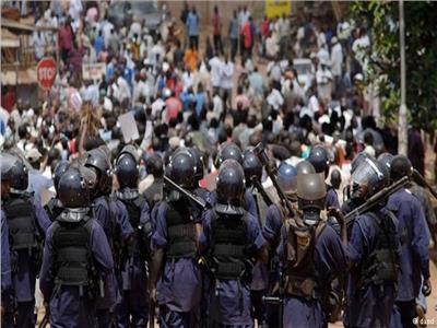 مقتل شخص وإصابة خمسة أثناء تفريق الشرطة مظاهرة بوسط أوغندا