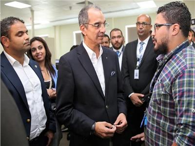 وزير الاتصالات: حريصون على توطين صناعة إلكترونيات التعليم بمصر
