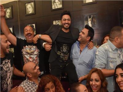 صور | أكرم حسني وماجد المصري يحملان تامر حسني في عرض «البدلة»