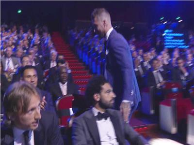 شاهد| رد فعل «صلاح» تجاه «راموس» خلال حفل أفضل لاعب في أوروبا