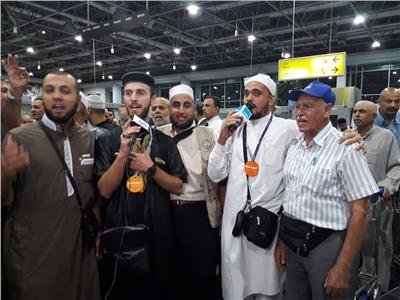 فيديو| حجاج قطاع غزة ينشدون فور وصولهم إلى مطار القاهرة 