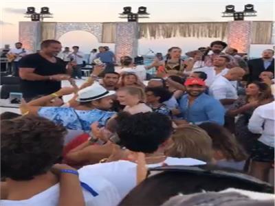 فيديو| عمرو دياب يحيي حفل غنائي خاص بالساحل الشمالي 