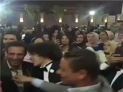 فيديو| سعد سمير يرقص على «فرتكة فرتكة» بحفل زفاف حسين السيد