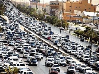 بالفيديو | المرور:  كثافات مرورية عالية على أغلب الطرق والمحاور الرئيسية بالقاهرة 